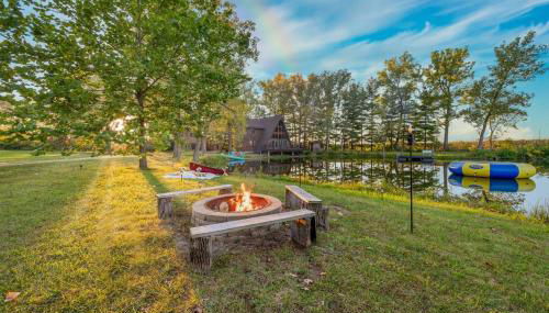 Secluded Waterfront A-Frame Cabin w/ Pvt Lake - Foto 2