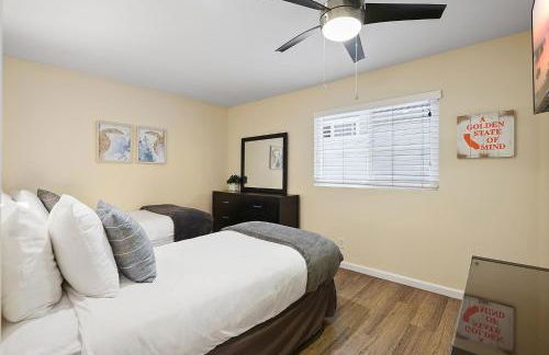 Stunning Beach Delight with Hot Tub, Fire Pit, Parking & Walk to Beach! - Foto 13