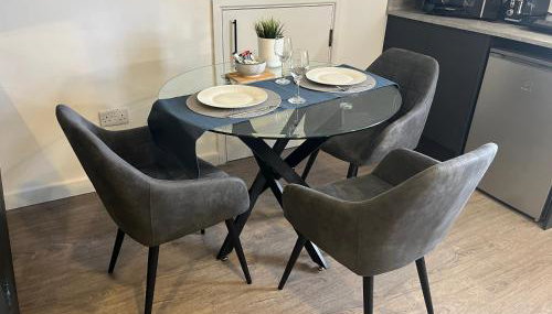 Loft studio apartment, BL, Town Centre, Secure gated parking option, Modern, fresh and spacious living, Netflix ready TV, Wifi - Foto 5