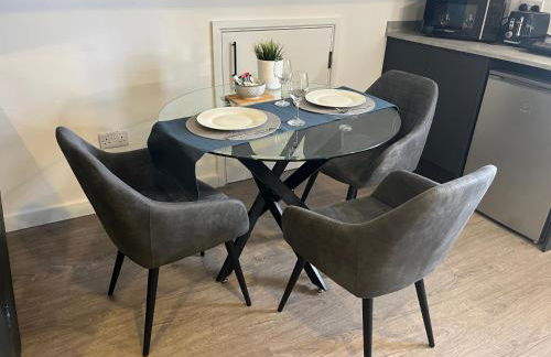 Loft studio apartment, BL, Town Centre, Secure gated parking option, Modern, fresh and spacious living, Netflix ready TV, Wifi - Photo 5