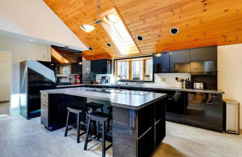 Lake George Oasis with 9 Acres, Hot Tub and Game Room! - Foto 8