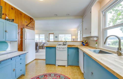 Lakefront Cottage with Covered Porch and Dock! - Foto 14