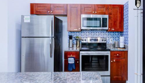 The Stallion #108 - Modern Spacious Loft in Downtown with free parking - Foto 3, stove, dishwasher, toaster