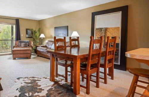 Ski Town Hideaway | Fireplace + Walk to Downtown - Foto 6