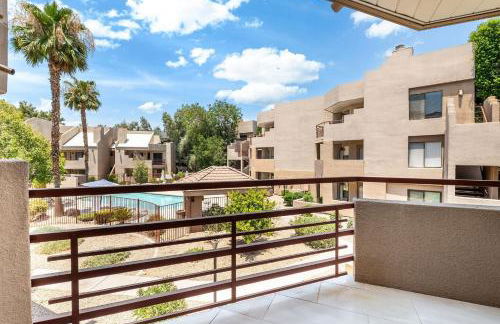 Mid-Century, Two-story with private Balconies & Pool view - Foto 19