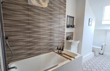 Modern River View Mytholmroyd Apartment - Photo 9