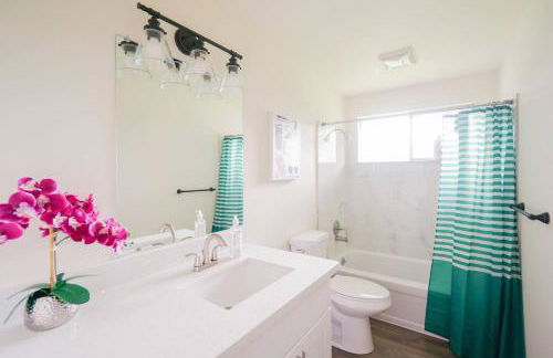 Beautiful Light-filled Farmhouse w swing & slide - Foto 28