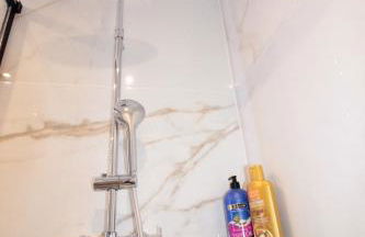 Luxury Studio, Rez de chaussée, Parking privé vidéo surveillance, Canapé haute qualité convertible couchage 2 personnes, Centre Ville proche, Restaurant, boulangerie 2 minutes à pied, Terrasse - 800mètre carré de terrain - Géré par Presta-Zen'Services - Foto 22