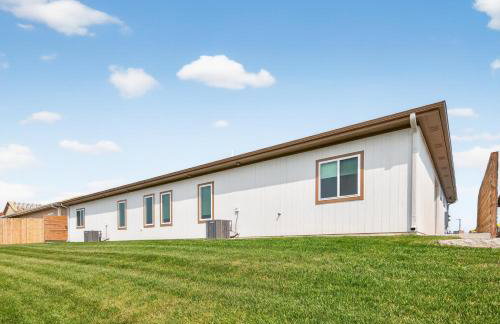 Plush & Roomy - Perfect for All Ages near KU & KC - Photo 32