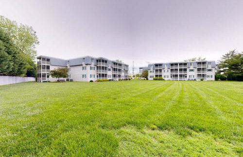 Stylish 2BR Condo Near Beach, Large Pool & Patio, Pet Friendly - Foto 52