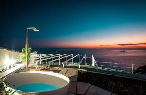 VILLA LA TAGLIATA spectacular jacuzzi tub amazing view and private parking garage - Photo 25