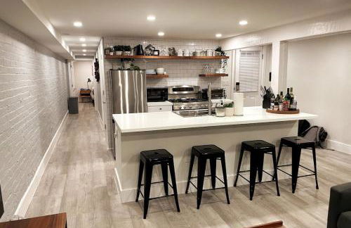 Stylish English Basement Perfect for Long Stays - Foto 6