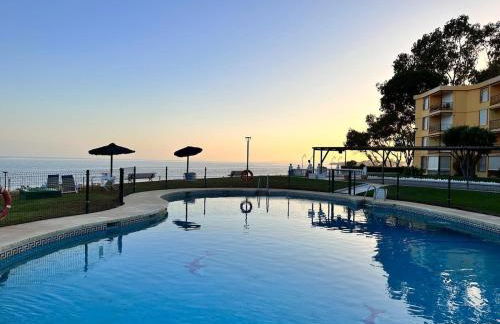 Modern beachfront apartment 2 Bdrm , incredible views - Photo 14