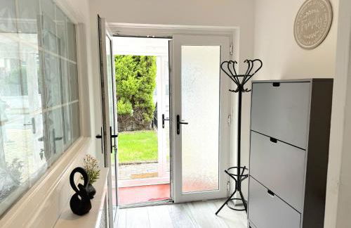 Serene 3-Bedroom Family Rochdale Home with Garden - Foto 39