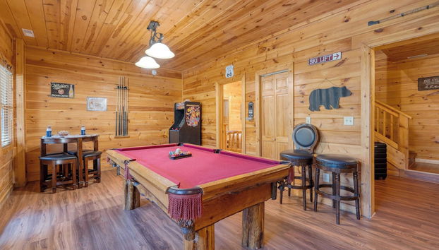 Hottub, Game Room, Forest Views, Near Gatlinburg Four Bears Lodge by Avantstay - Foto 2, Interior
