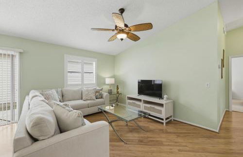Cozy 2BR Mins to Lake Sumter Landing and Brownwood Paddock Square with BBQ, Workspace, Murphy Bed - Foto 1