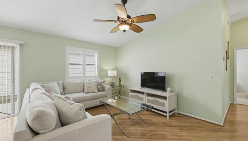 Cozy 2BR Mins to Lake Sumter Landing and Brownwood Paddock Square with BBQ, Workspace, Murphy Bed - Foto 1