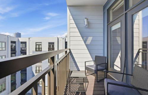 Skyline Retreat - Free Parking, Pool, Balcony - Foto 23