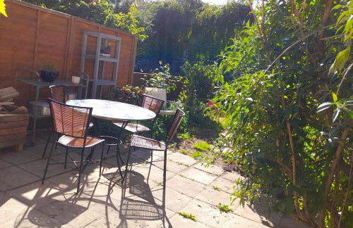 Lovely artist's home ecently refurbished - Photo 18