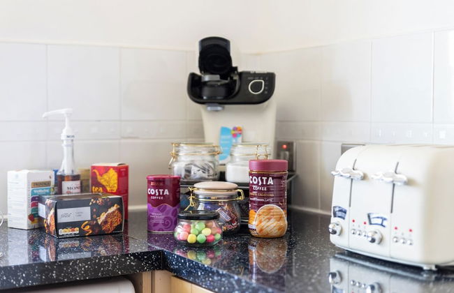 Skyline Haven Modern 2BR w/ Free Parking & 4kTV - Photo 49