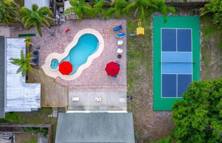 Tropical Oasis- Pickleball, Pool, Hot Tub- 15 min to beach - Photo 59