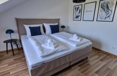 C4S COME4STAY Altötting - 3-Zi Whg I Zentrale Lage I Parkplatz I Balkon I WIFI I SmartTV I 1 Kingsize, 1 Queensize Bett I Office Arbeitsplatz I Wohnbereich mit Couch und Essbereich I voll ausgestattete Küche I Nespresso - Foto 24