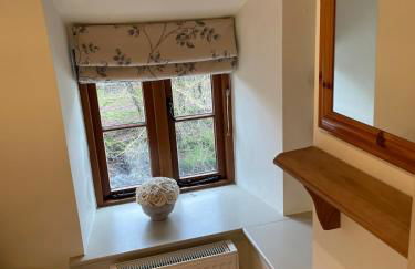 Cosy River Cottage in Brecon with a Fireplace - Photo 10