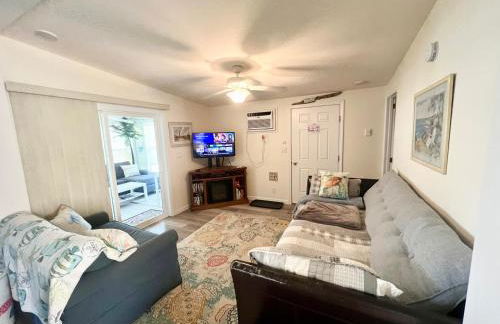 2026 Summer Cottage Sleeps 6, 2 Bedrooms Sun Room Jaccuzi 1 Mile to Beach! - Foto 11