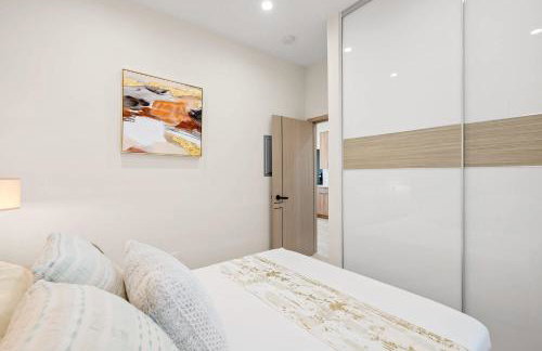 Cozy Modern Home w Full Kitchen & Parking - Foto 12