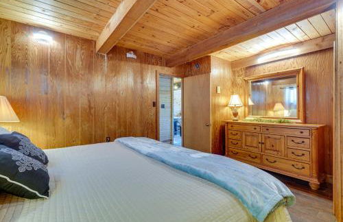 Lakefront A-Frame Cabin with Community Perks - Foto 16