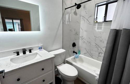 Sunny Delight Home Near Airport - Photo 43