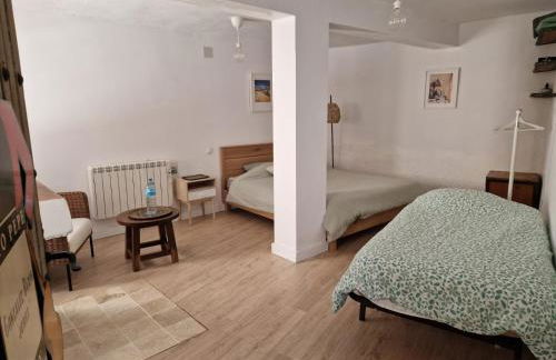 Habitación amplia y tranquila con baño privado en piso compartido - Photo 30