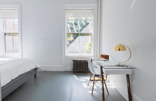 E10-2 Designer East Village Townhouse 1BR W D - Foto 16
