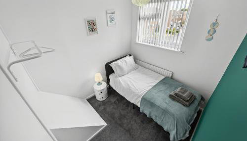 Modern 3BR, Sleeps 6, Great for groups, free parking, fast WiFi - Foto 4