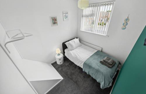 Modern 3BR, Sleeps 6, Great for groups, free parking, fast WiFi - Foto 4