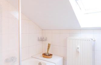 - Savanna Lodge Deluxe with Exclusive Design - Apartment 75sqm - Central Location - Terrace with View - Completely Renovated 2024 with Smart TV & Netflix - Separate Kitchen - Free Parking - Near Airport & Train - Photo 2