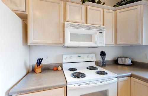 Renovated condo with updated floors, pool, hot tub & mountain views - Foto 13