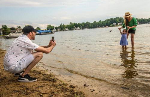 Sister Lakes Lakeside House - Sleeps 16 - Foto 22