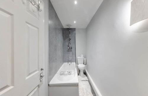 6 Bedroom Country Cottage with Hot Tub - Photo 24