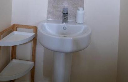 Impressive 4 Bed House Sleeps 8 - Private Parking Fast Wi-Fi Netflix & Foosball, Business Insurance and Leisure Travellers Welcome - Foto 12