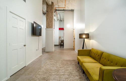 Historic Downtown Loft with Modern Flare - Foto 27