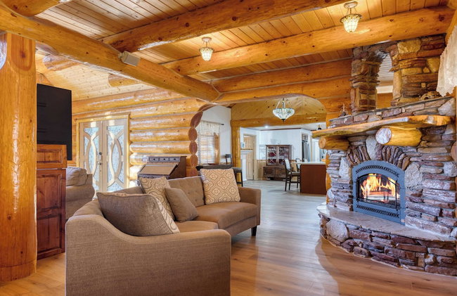 Pinetree Place by Avantstay Group Cabin w/ Hot Tub Minutes to the Lake - Photo 17