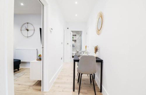 The Eden Suite - 1BR Chic Apt with Luxe Shower, Smart TV & Free Secure Parking in Central High Wycombe HP13, Sleeps 3 - Foto 12