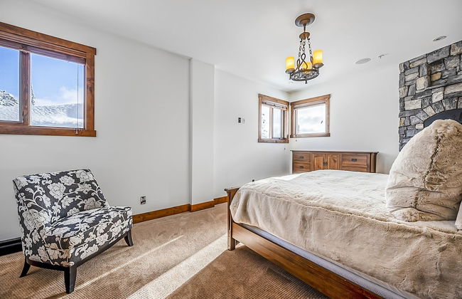 Inuksuk Lodge 4800 sq ft of Excellence - Photo 6