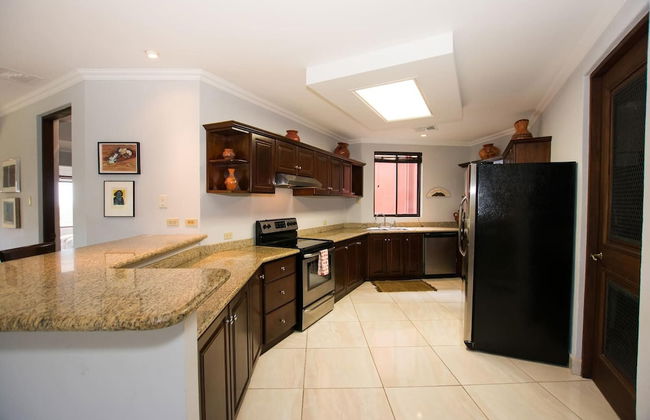 Recently Renovated Luxury Condo with Resort-Style Beach Club Access and Ocean Views - Photo 9