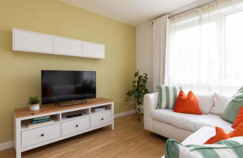 Sunny & Modern Near the Beach & Village w Parking - Foto 11