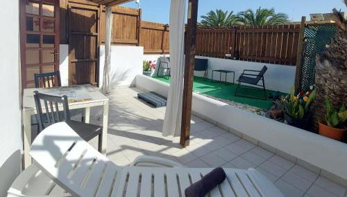 Bungalow with Sunny Private Terrace - Secure Bike or Board Storage - Foto 1, sunbed