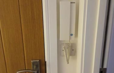 Luxury 1 bed apartment close to Airport and Exhibition centre ideal for short long term stays very cosy nicely furnished for comfort with all mod cons FreeParking on site Free WIFI - Foto 44