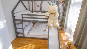 P-Hosting Modernes Apartment zwischen Ravensburg und dem Altdörferwald, 110qm, Familienfreundlich, Separater Eingang, Kaffeevollautomat, Bäcker und Pizzeria 15 Meter, Spielplatz 50 Meter, 20 Km zum Bodensee, 30Km in die Berge - Foto 3