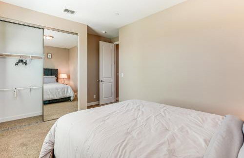 4 Mi to The Streets of Brentwood Home with Fire Pit - Foto 18